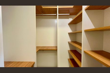 Apartamento à venda com 280m², 3 quartos e 3 vagas Apartamento à venda com 280m², 3 quartos e 3 vagasCloset da Suíte 3