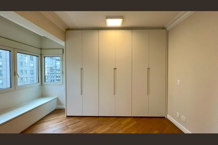 Apartamento à venda com 280m², 3 quartos e 3 vagas Apartamento à venda com 280m², 3 quartos e 3 vagasSuíte 3