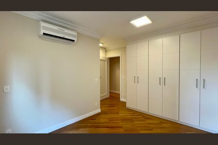 Apartamento à venda com 280m², 3 quartos e 3 vagas Apartamento à venda com 280m², 3 quartos e 3 vagasSuíte 2