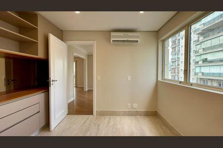 Apartamento à venda com 280m², 3 quartos e 3 vagas Apartamento à venda com 280m², 3 quartos e 3 vagasCopa