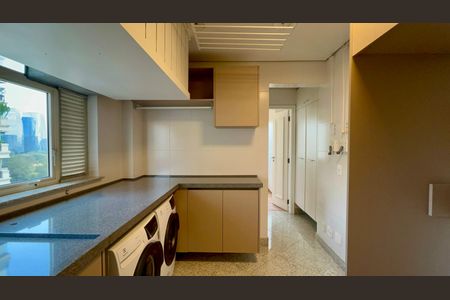 Apartamento à venda com 280m², 3 quartos e 3 vagas Apartamento à venda com 280m², 3 quartos e 3 vagasÁrea de Serviço