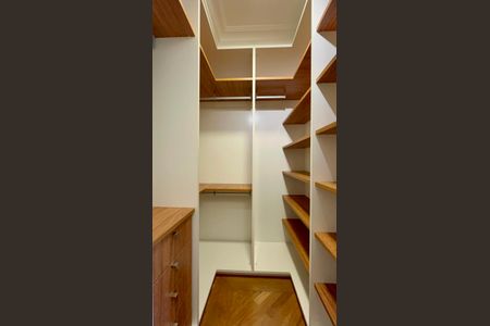 Apartamento à venda com 280m², 3 quartos e 3 vagas Apartamento à venda com 280m², 3 quartos e 3 vagasCloset da Suíte 3