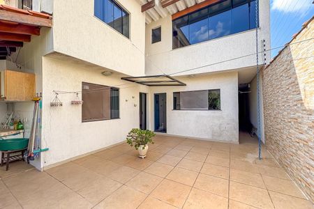 Casa à venda com 347m², 4 quartos e 2 vagas Casa à venda com 347m², 4 quartos e 2 vagasÁrea comum