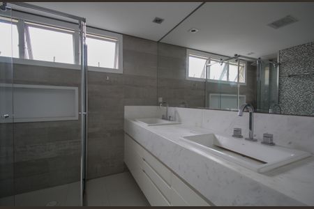 Apartamento à venda com 200m², 3 quartos e 3 vagasBanheiro da Suíte 1