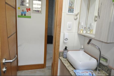 Casa de condomínio à venda com 100m², 2 quartos e 2 vagasBanheiro Social