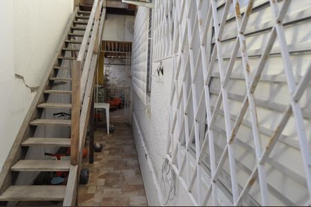 Casa de condomínio à venda com 100m², 2 quartos e 2 vagasEscada