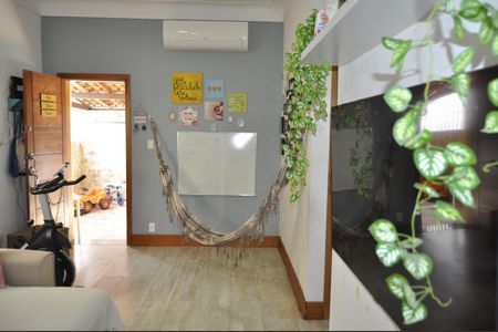 Sala de casa de condomínio à venda com 2 quartos, 100m² em Todos Os Santos, Rio de Janeiro