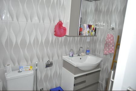 Casa de condomínio à venda com 100m², 2 quartos e 2 vagasBanheiro da Suíte