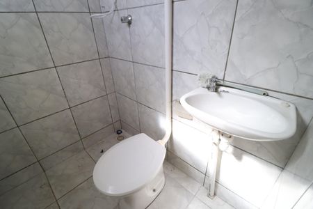 Banheiro de kitnet/studio para alugar com 1 quarto, 42m² em Santa Mônica, Uberlândia