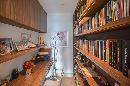 Apartamento à venda com 180m², 3 quartos e 3 vagas Apartamento à venda com 180m², 3 quartos e 3 vagasEscritório