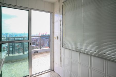 Apartamento à venda com 180m², 3 quartos e 1 vagaÁrea de Serviço