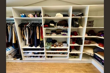 Casa à venda com 265m², 3 quartos e 2 vagas Casa à venda com 265m², 3 quartos e 2 vagasCloset