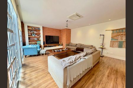 Sala de TV de casa à venda com 3 quartos, 265m² em Vila Nova Conceição, São Paulo