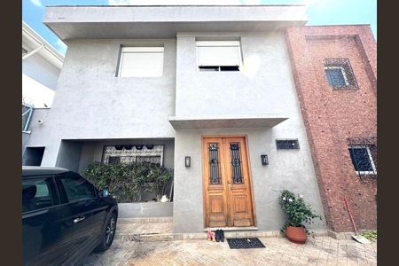 Casa à venda com 265m², 3 quartos e 2 vagas Casa à venda com 265m², 3 quartos e 2 vagasFachada