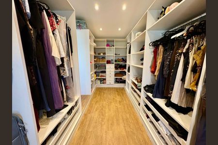 Casa à venda com 265m², 3 quartos e 2 vagas Casa à venda com 265m², 3 quartos e 2 vagasCloset