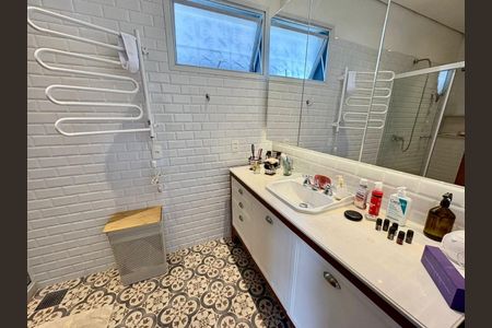 Casa à venda com 265m², 3 quartos e 2 vagas Casa à venda com 265m², 3 quartos e 2 vagasBanheiro