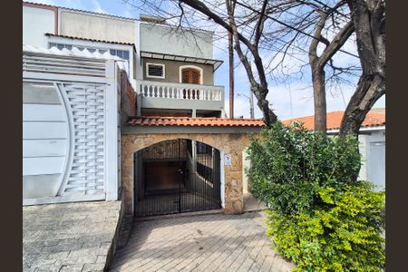 Casa para alugar com 250m², 3 quartos e 3 vagasFachada