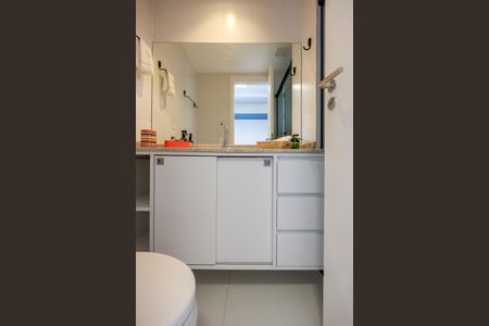 Banheiro de kitnet/studio para alugar com 1 quarto, 28m² em Campo Belo, São Paulo