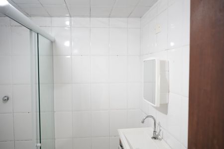 Banheiro de casa para alugar com 1 quarto, 34m² em Vila Bertioga, São Paulo