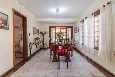 Casa à venda com 258m², 4 quartos e 4 vagasSala