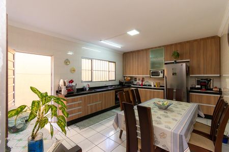 Casa à venda com 215m², 4 quartos e 2 vagasCozinha