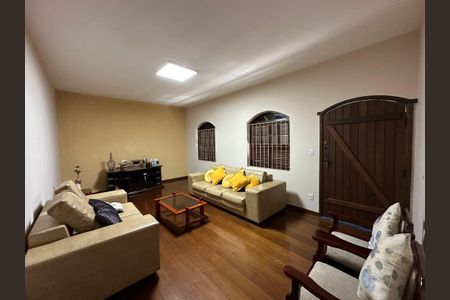 Casa para alugar com 360m², 4 quartos e 5 vagas