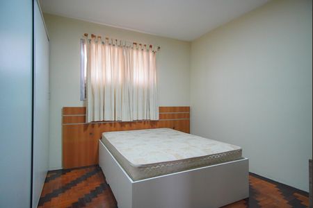 Quarto 1 de apartamento para alugar com 2 quartos, 52m² em Vila Jardim, Porto Alegre