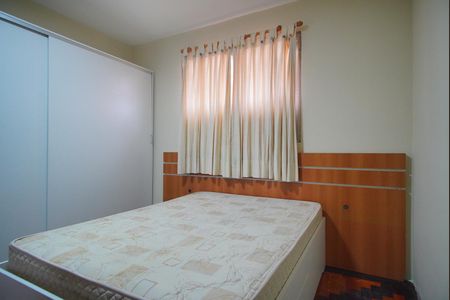 Quarto 1 de apartamento para alugar com 2 quartos, 52m² em Vila Jardim, Porto Alegre