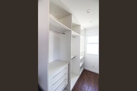 Apartamento à venda com 113m², 2 quartos e 2 vagas Apartamento à venda com 113m², 2 quartos e 2 vagasCloset da suíte