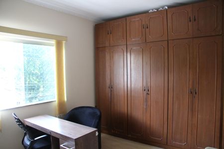 Casa à venda com 585m², 5 quartos e 6 vagasQuarto 