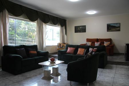 Casa à venda com 585m², 5 quartos e 6 vagasSala