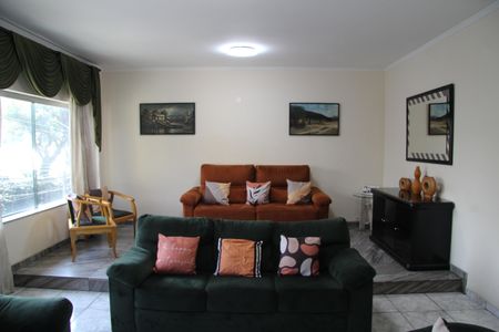 Casa à venda com 585m², 5 quartos e 6 vagasSala