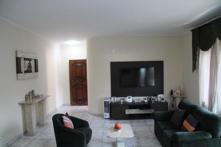 Casa à venda com 585m², 5 quartos e 6 vagasSala