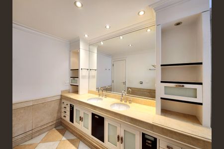 Apartamento à venda com 313m², 6 quartos e 6 vagasBanheiro da Suíte 4