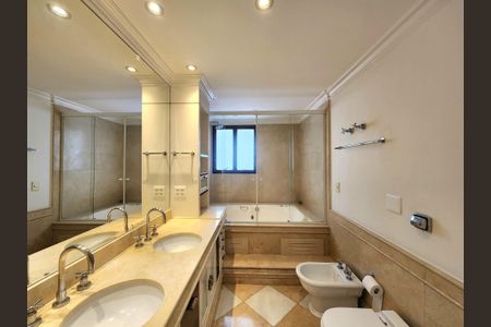 Apartamento à venda com 313m², 6 quartos e 6 vagasBanheiro da Suíte 4