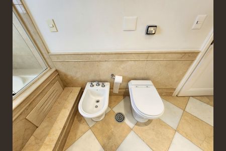 Apartamento à venda com 313m², 6 quartos e 6 vagasBanheiro da Suíte 4