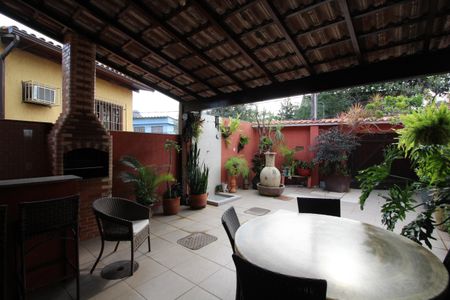 Casa à venda com 96m², 3 quartos e 2 vagasFrente