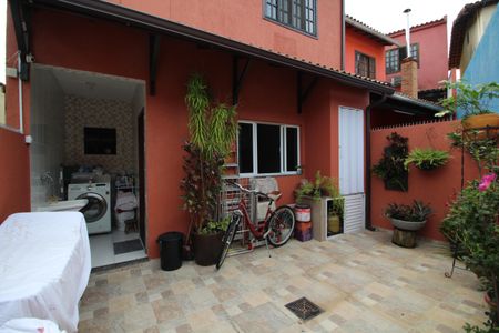Casa à venda com 96m², 3 quartos e 2 vagasFundos