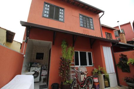 Casa à venda com 96m², 3 quartos e 2 vagasFundos