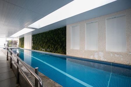 Apartamento à venda com 220m², 3 quartos e 4 vagas Apartamento à venda com 220m², 3 quartos e 4 vagasÁrea comum - Piscina climatizada