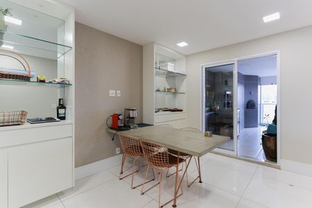 Apartamento à venda com 220m², 3 quartos e 4 vagas Apartamento à venda com 220m², 3 quartos e 4 vagasSala de jantar