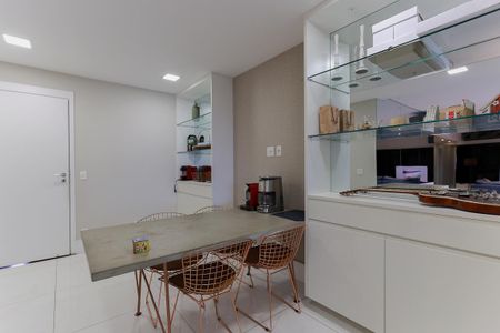 Apartamento à venda com 220m², 3 quartos e 4 vagas Apartamento à venda com 220m², 3 quartos e 4 vagasSala de jantar