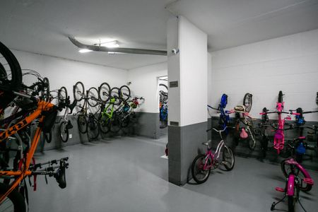 Apartamento à venda com 220m², 3 quartos e 4 vagas Apartamento à venda com 220m², 3 quartos e 4 vagasÁrea comum - Bicicletário