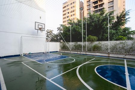 Apartamento à venda com 220m², 3 quartos e 4 vagas Apartamento à venda com 220m², 3 quartos e 4 vagasÁrea comum - Quadra esportiva