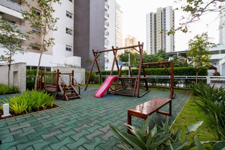 Apartamento à venda com 220m², 3 quartos e 4 vagas Apartamento à venda com 220m², 3 quartos e 4 vagasÁrea comum - Playground
