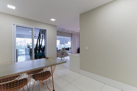 Apartamento à venda com 220m², 3 quartos e 4 vagas Apartamento à venda com 220m², 3 quartos e 4 vagasSala de jantar