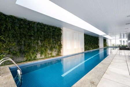 Apartamento à venda com 220m², 3 quartos e 4 vagas Apartamento à venda com 220m², 3 quartos e 4 vagasÁrea comum - Piscina climatizada
