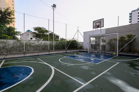 Apartamento à venda com 220m², 3 quartos e 4 vagas Apartamento à venda com 220m², 3 quartos e 4 vagasÁrea comum - Quadra esportiva