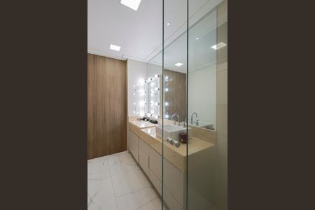 Apartamento à venda com 220m², 3 quartos e 4 vagas Apartamento à venda com 220m², 3 quartos e 4 vagasBanheiro 2 da suíte 1