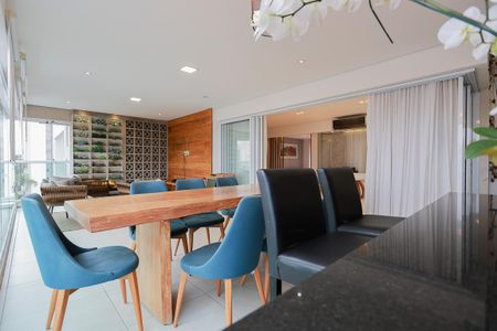 Apartamento à venda com 220m², 3 quartos e 4 vagas Apartamento à venda com 220m², 3 quartos e 4 vagasVaranda gourmet